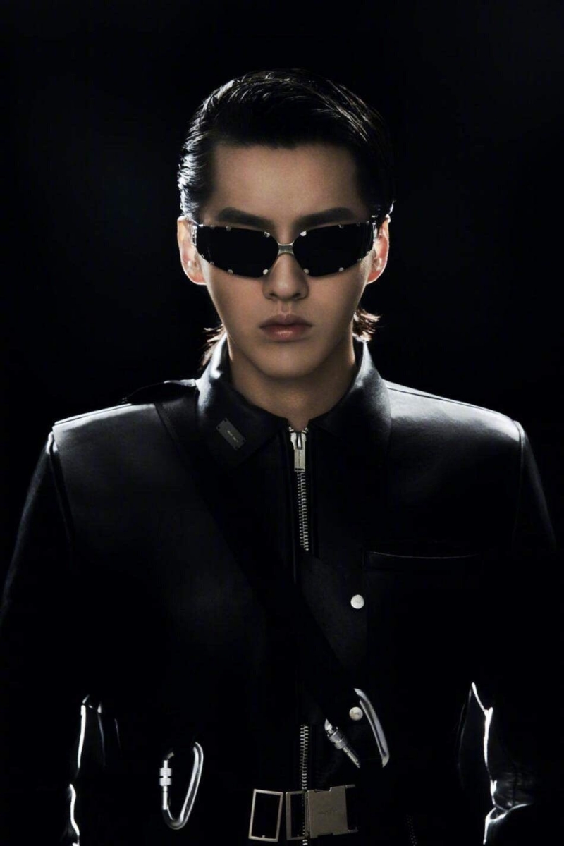 吴亦凡黑超遮面科技感十足写真