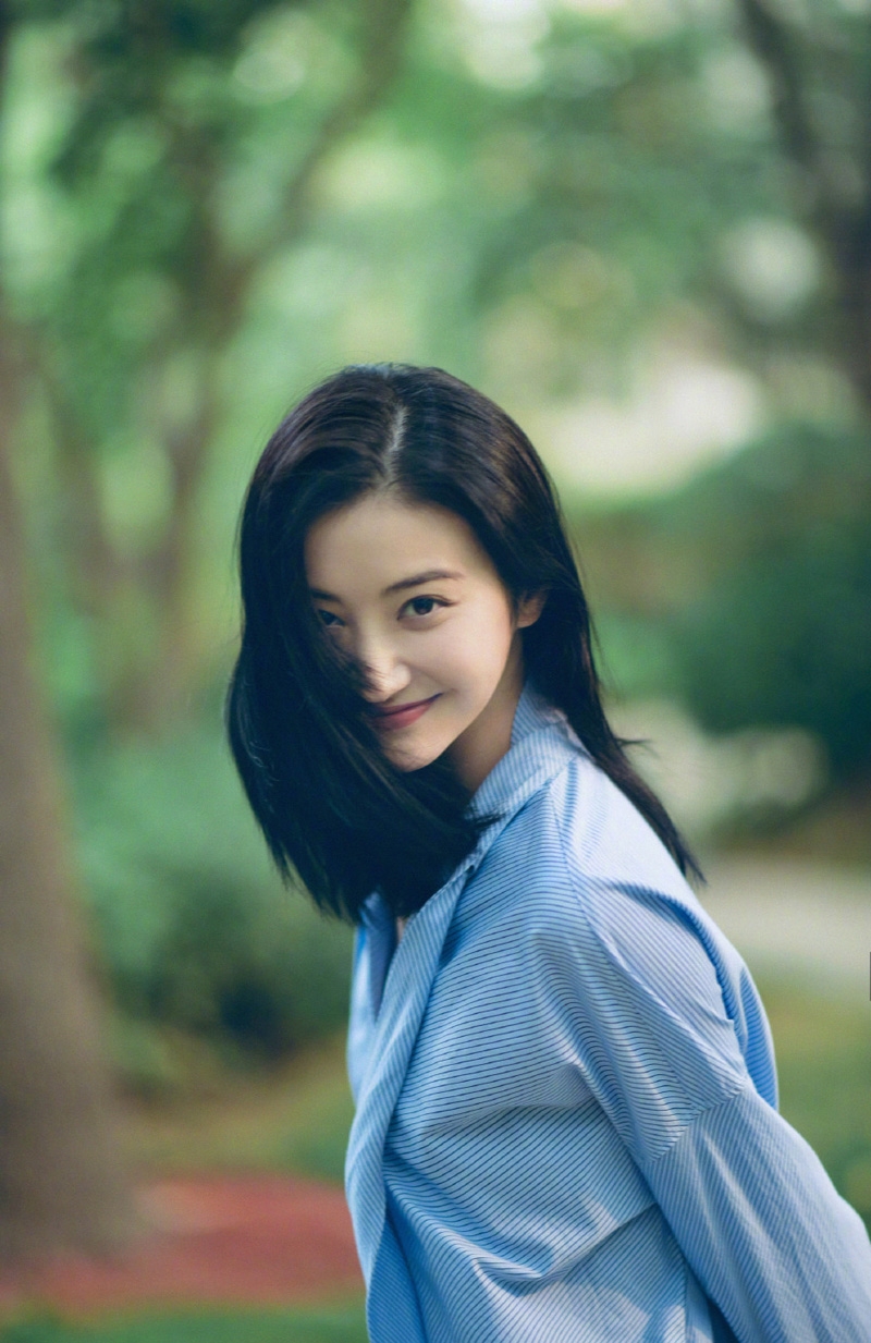 景甜蓝色衬衫尽显清新文艺写真