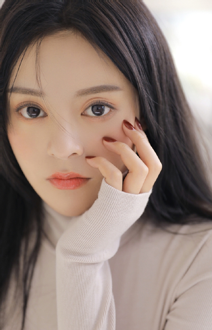 长发美女气质清冷室内个人写真