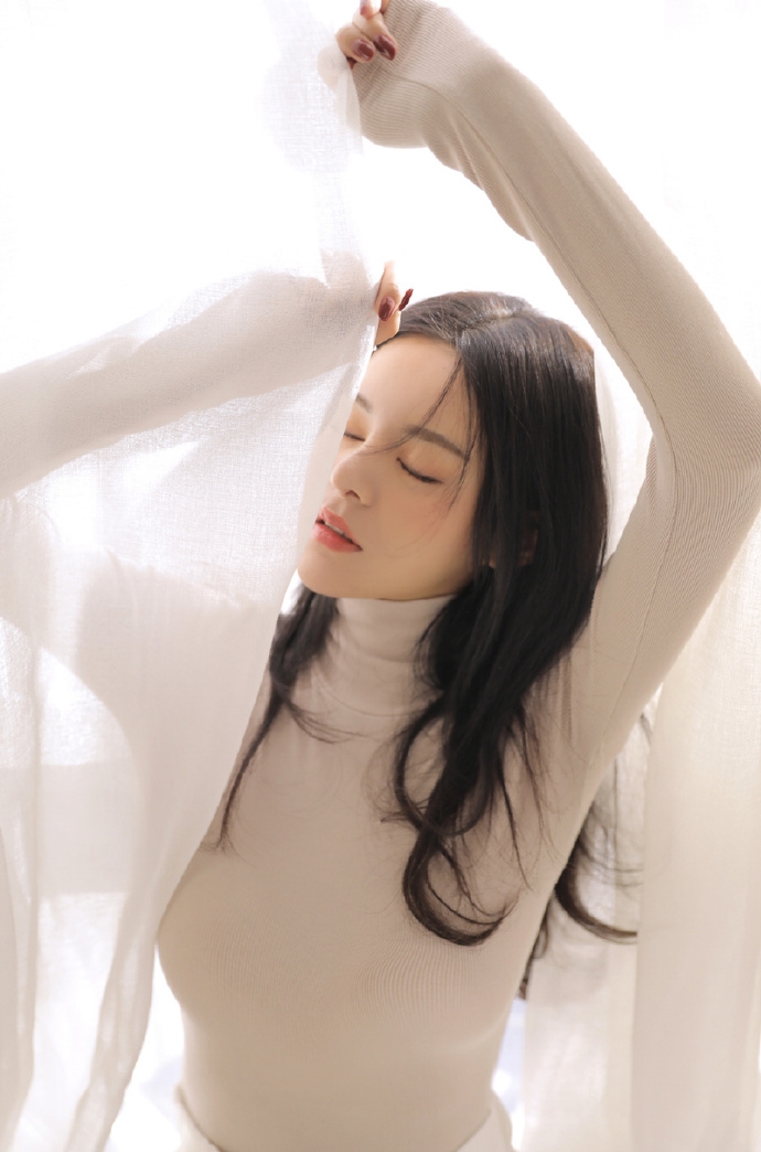 长发美女气质清冷室内个人写真