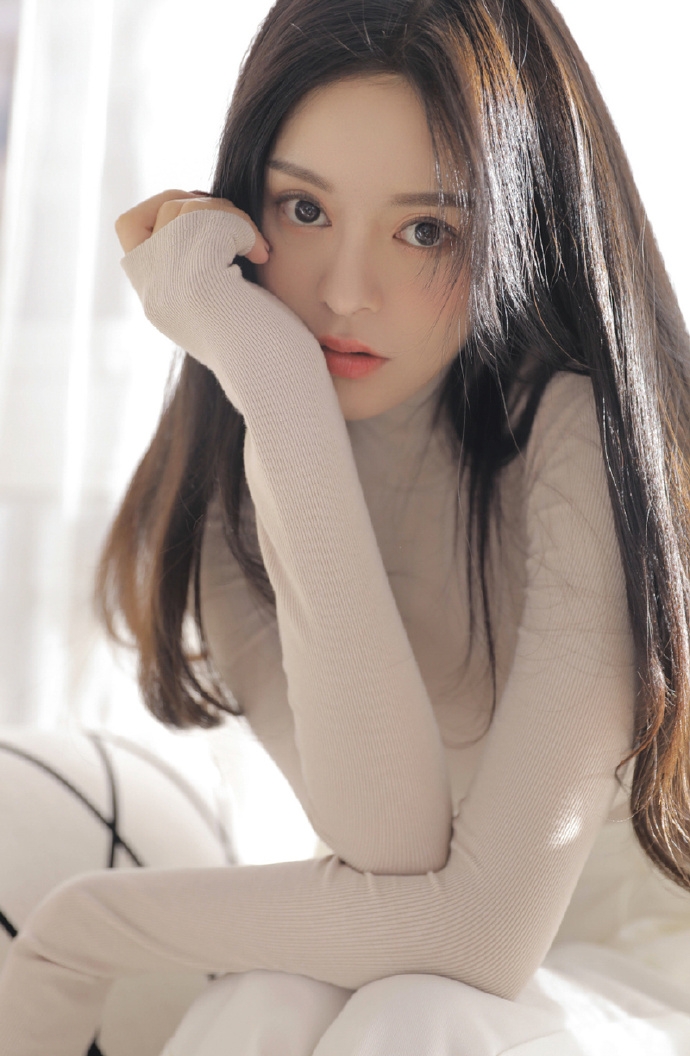 长发美女气质清冷室内个人写真