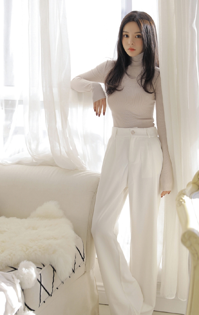 长发美女气质清冷室内个人写真