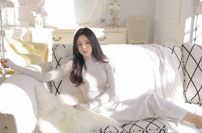 长发美女气质清冷室内个人写真