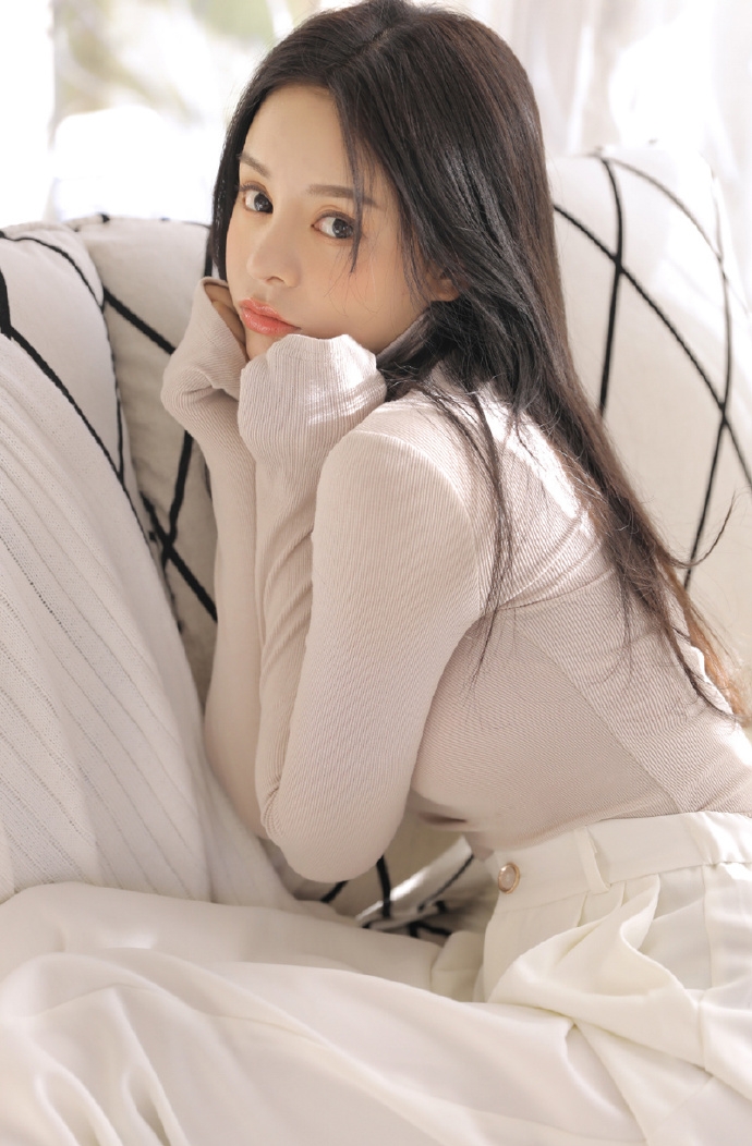 长发美女气质清冷室内个人写真