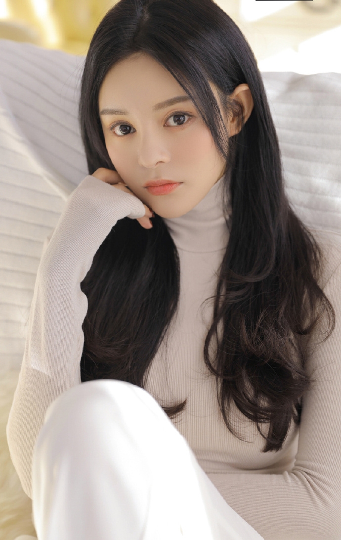 长发美女气质清冷室内个人写真