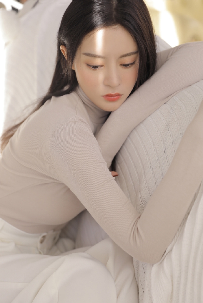 长发美女气质清冷室内个人写真