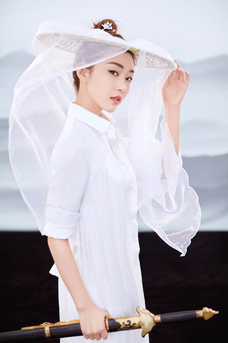 宣璐白衣飘飘化身古装女侠写真