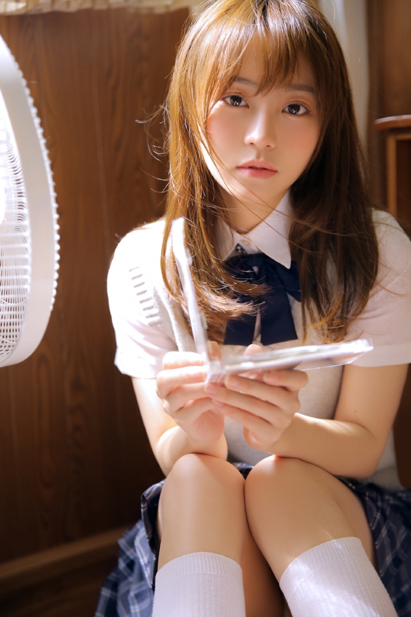 制服美女校花白丝美腿教室图片
