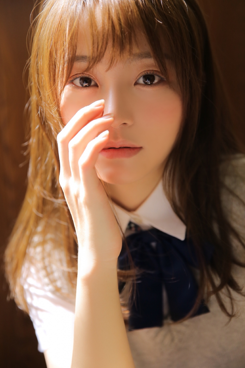 制服美女校花白丝美腿教室图片