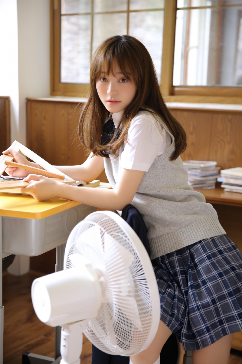 制服美女校花白丝美腿教室图片