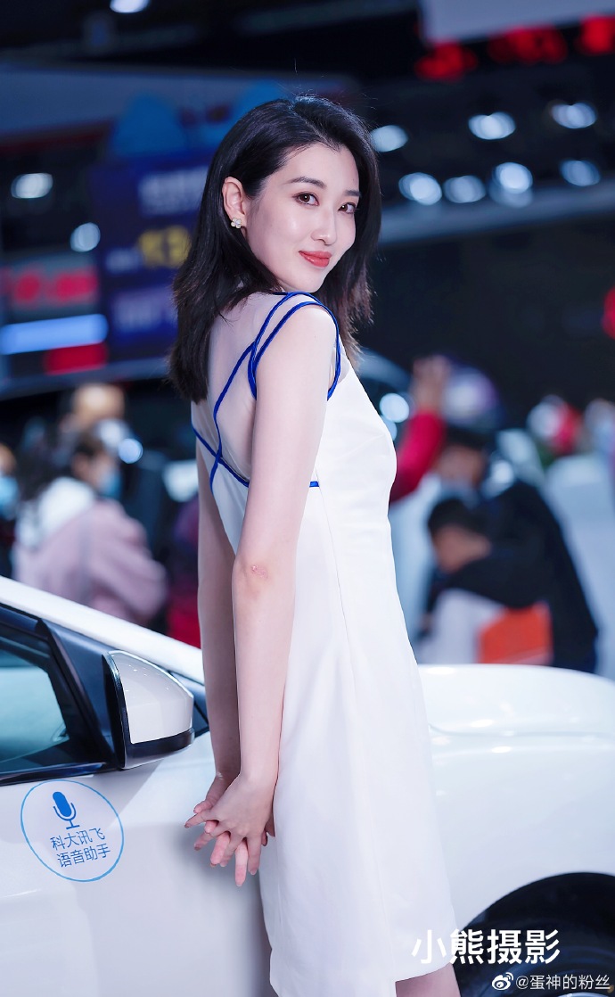 红唇雪肤美女车模极品销魂私拍