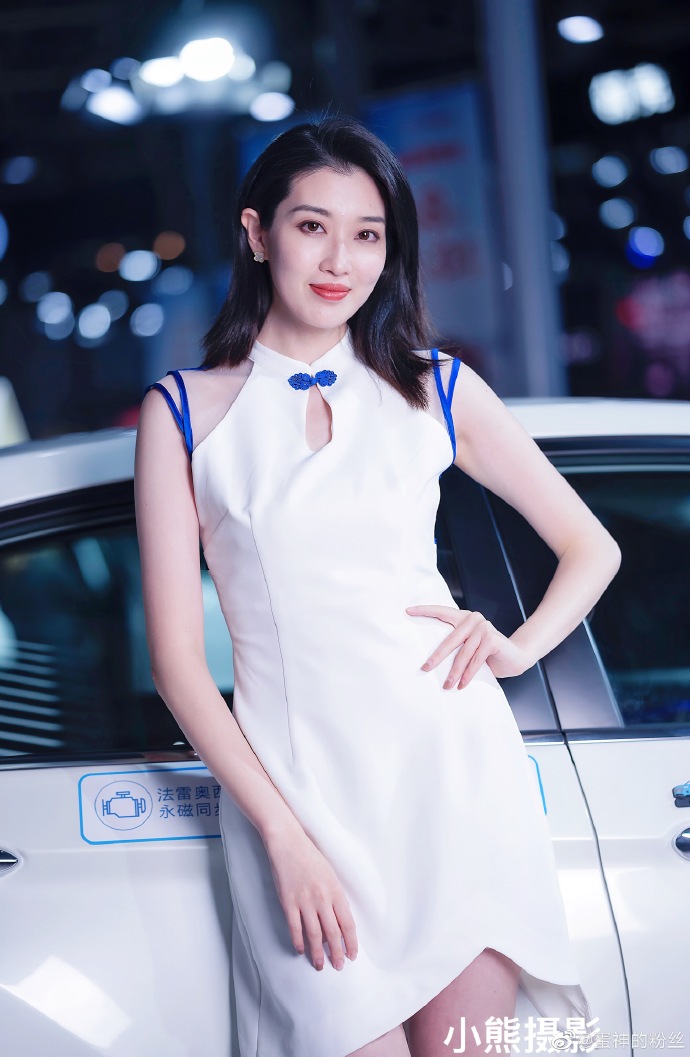 红唇雪肤美女车模极品销魂私拍