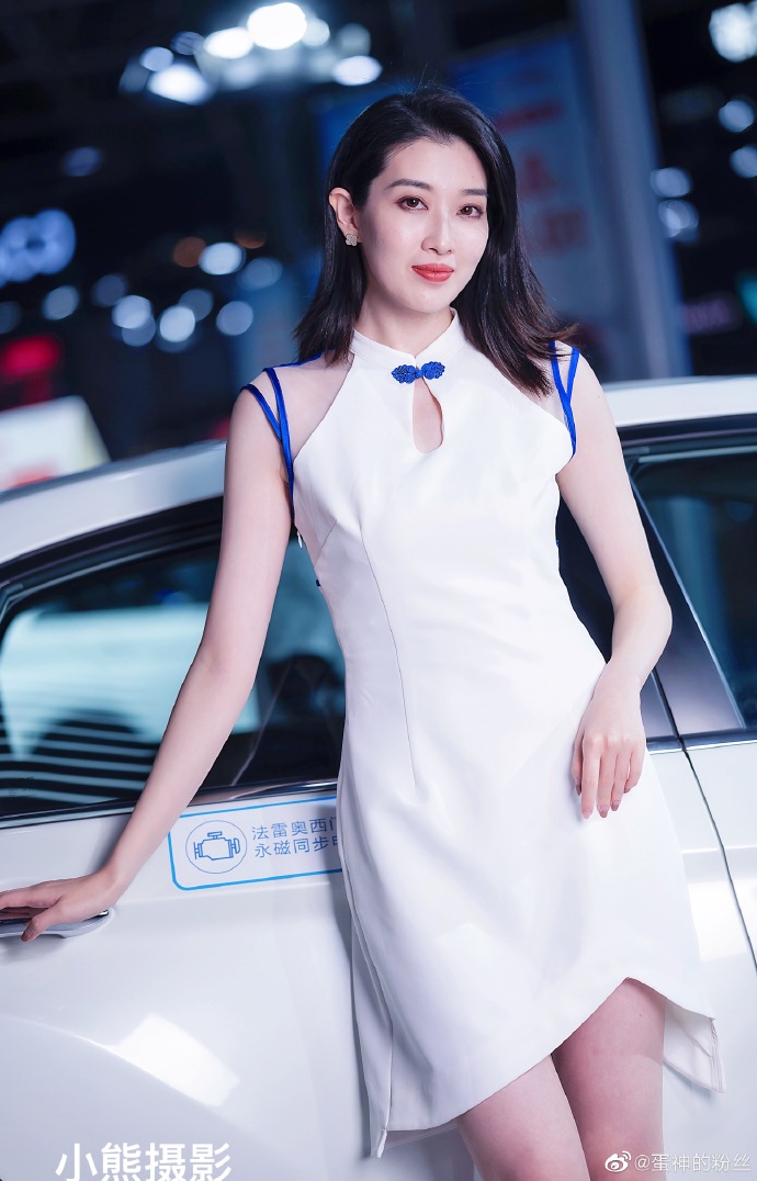 红唇雪肤美女车模极品销魂私拍