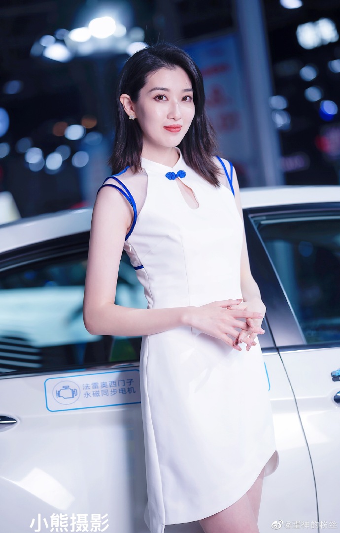 红唇雪肤美女车模极品销魂私拍