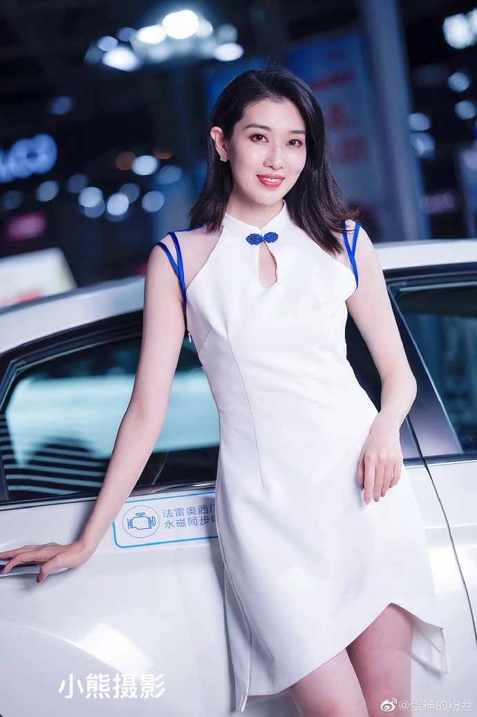 红唇雪肤美女车模极品销魂私拍