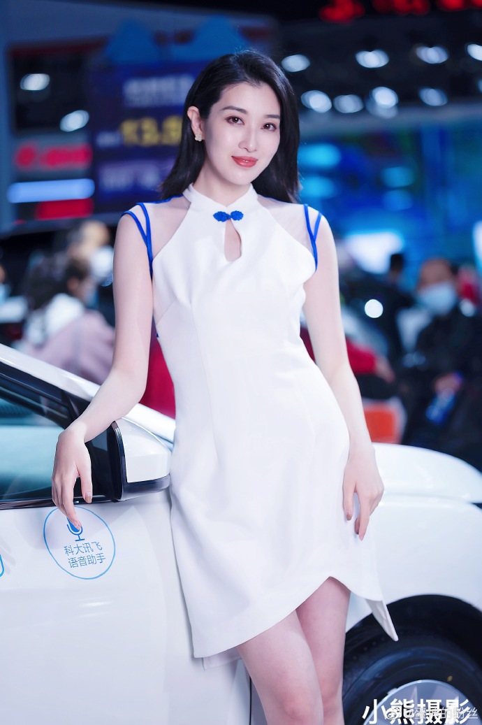 红唇雪肤美女车模极品销魂私拍