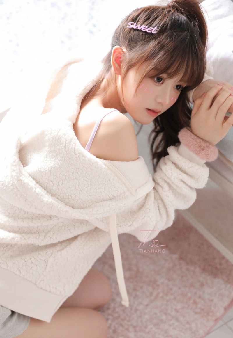 高马尾美少女小蛮腰大长腿写真