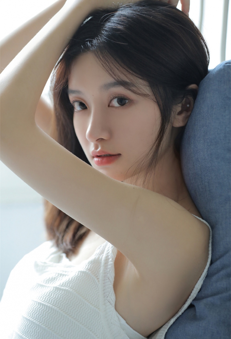 牛仔裤小姐姐吊带香肩床上写真