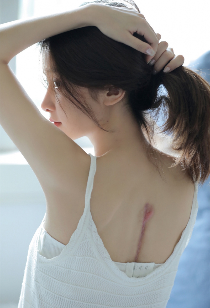 牛仔裤小姐姐吊带香肩床上写真