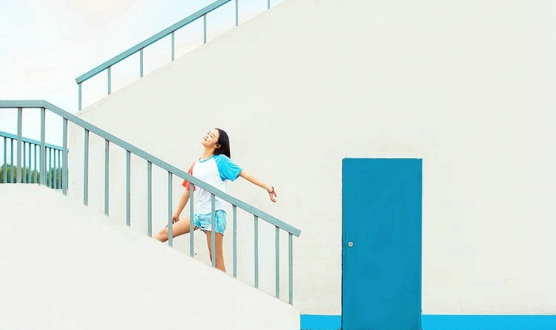 短发美女牛仔热裤修长美腿写真