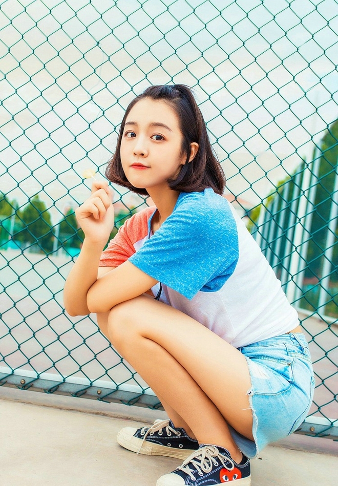 短发美女牛仔热裤修长美腿写真