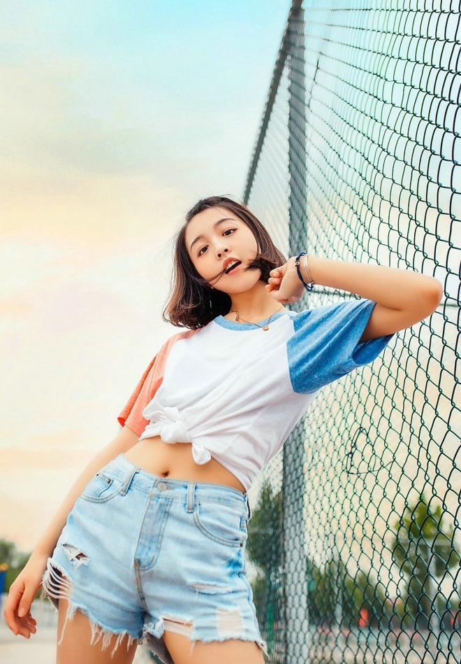 短发美女牛仔热裤修长美腿写真