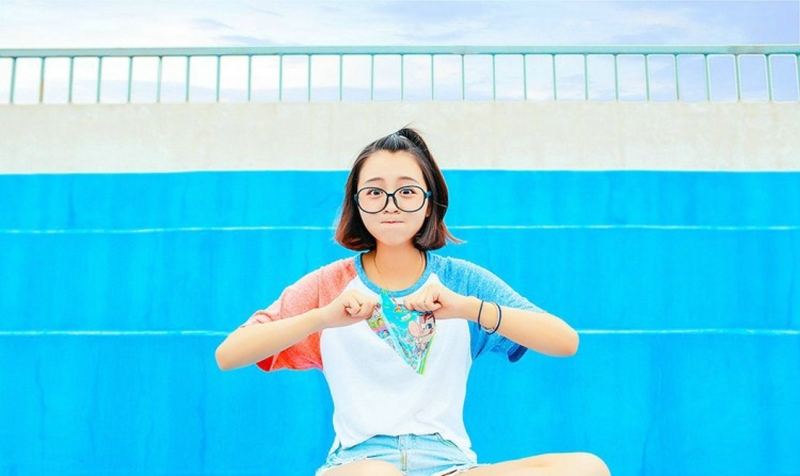 短发美女牛仔热裤修长美腿写真