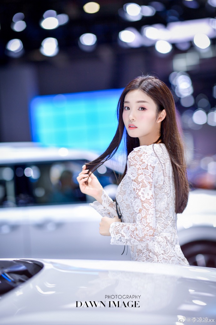 长发美女车模蕾丝短裙诱惑私拍