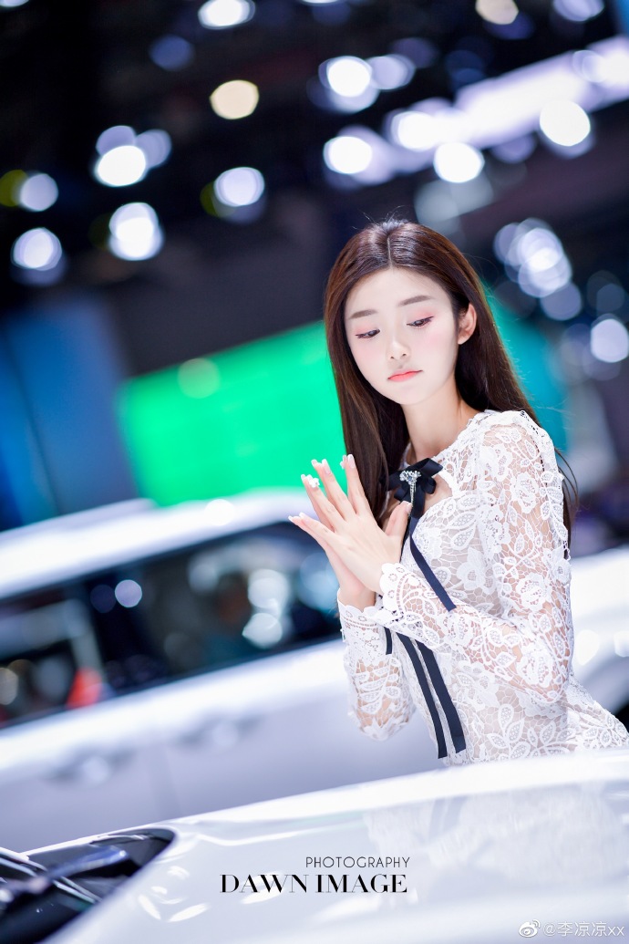 长发美女车模蕾丝短裙诱惑私拍