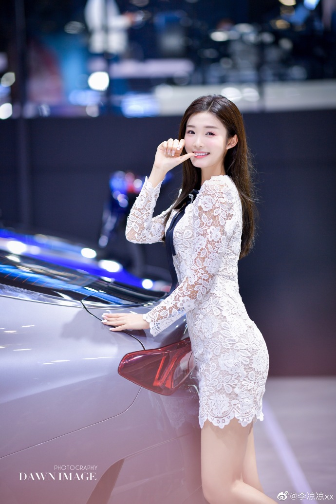 长发美女车模蕾丝短裙诱惑私拍