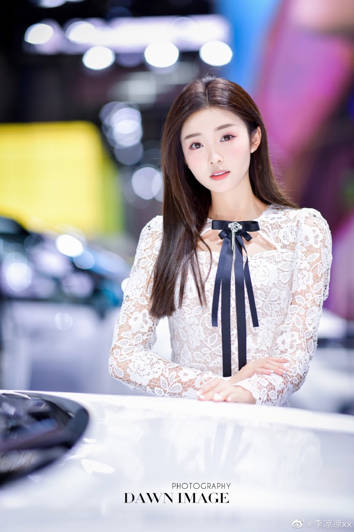 长发美女车模蕾丝短裙诱惑私拍