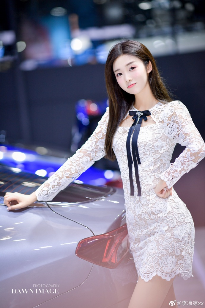 长发美女车模蕾丝短裙诱惑私拍