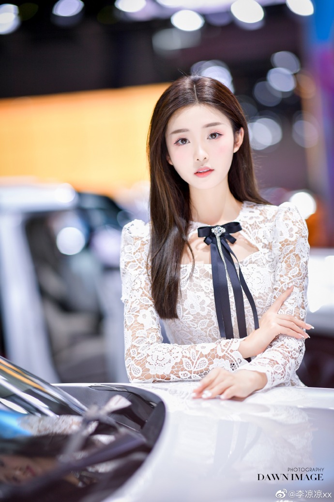 长发美女车模蕾丝短裙诱惑私拍