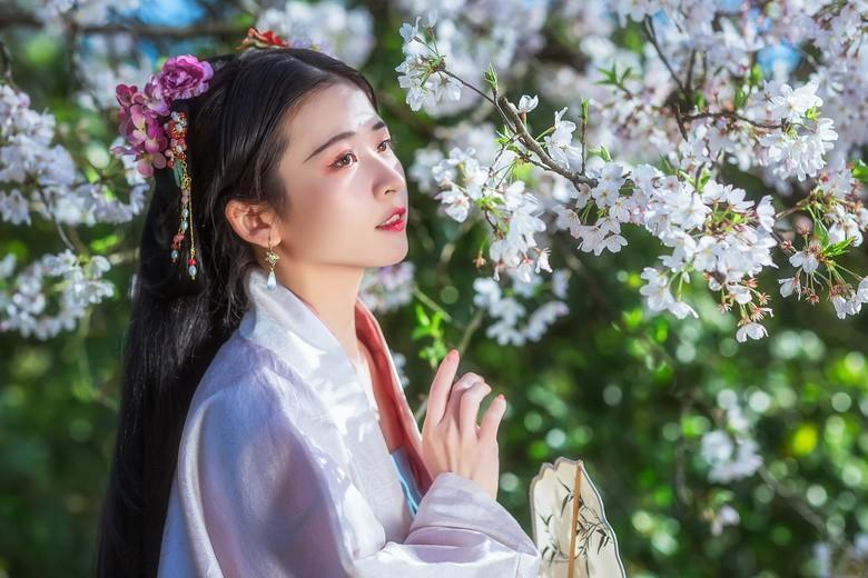 汉服美女肤如凝脂面若桃花写真