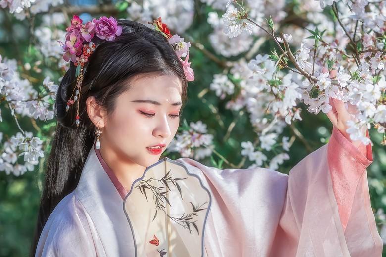 汉服美女肤如凝脂面若桃花写真