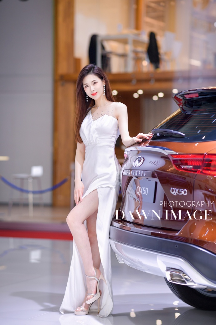 美女车模开叉长裙高跟美腿私拍