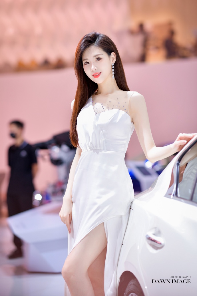 美女车模开叉长裙高跟美腿私拍