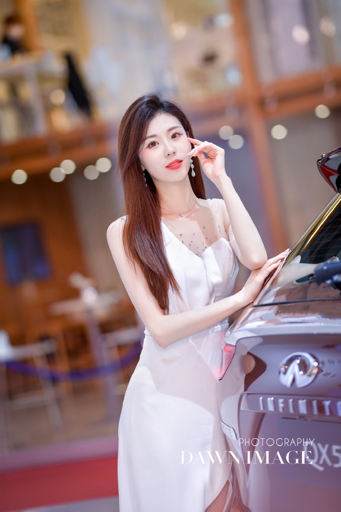 美女车模开叉长裙高跟美腿私拍