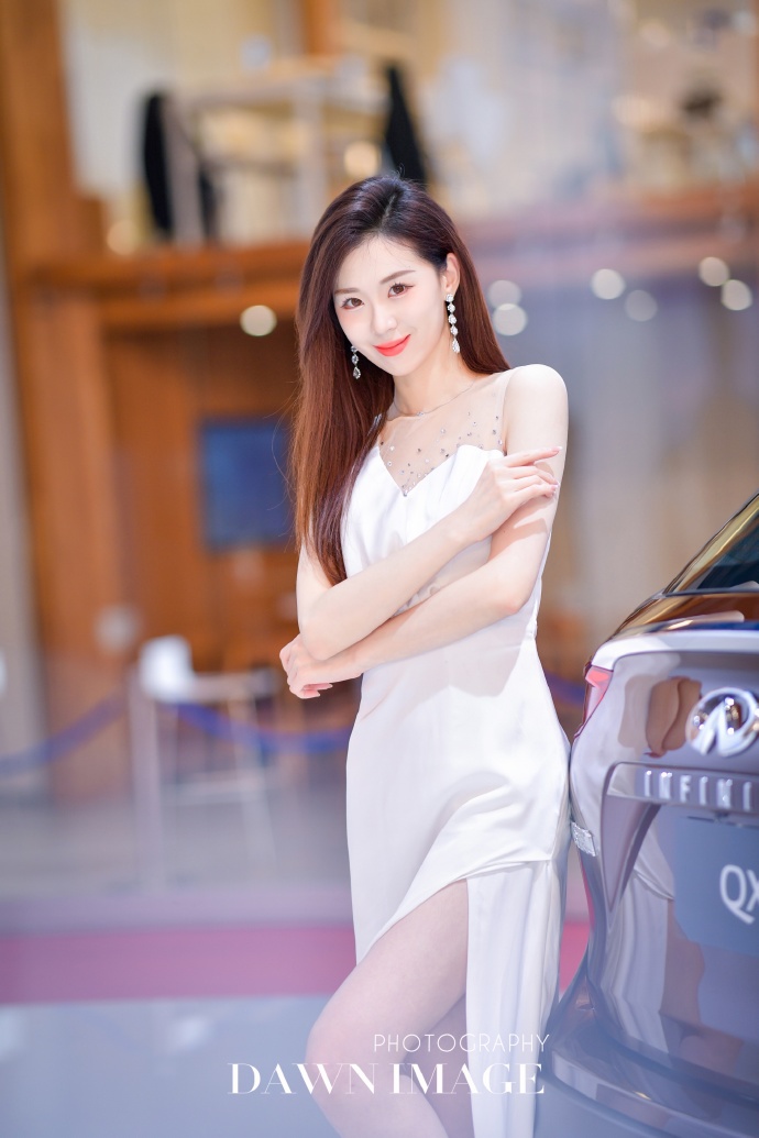 美女车模开叉长裙高跟美腿私拍