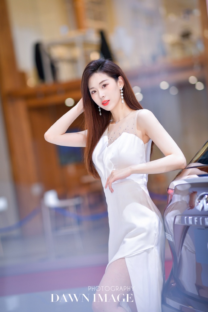 美女车模开叉长裙高跟美腿私拍