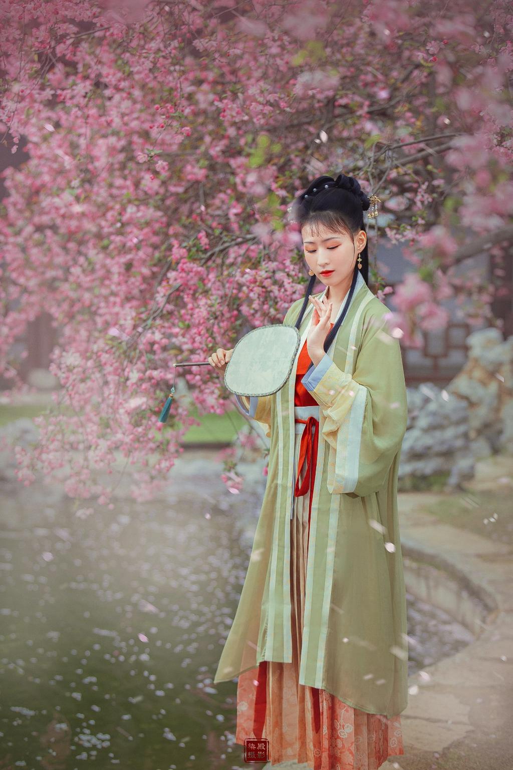 亭亭玉立汉服美女精致侧颜图片