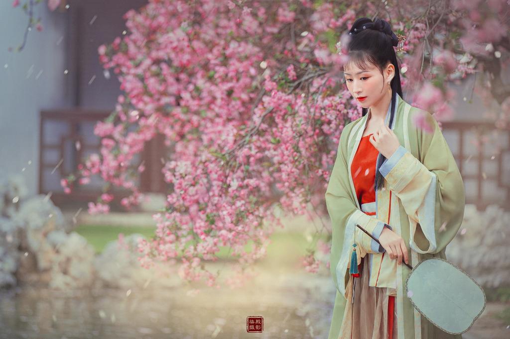 亭亭玉立汉服美女精致侧颜图片