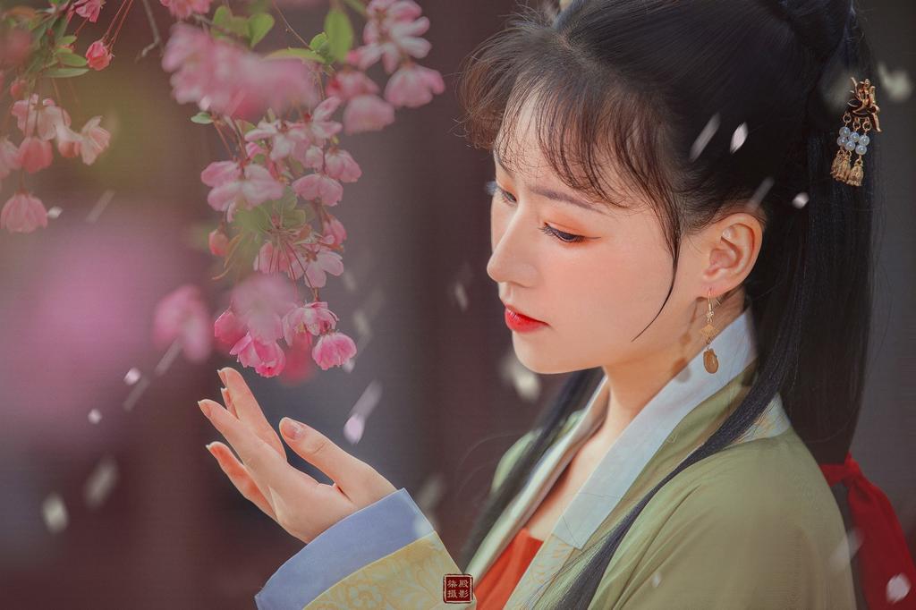 亭亭玉立汉服美女精致侧颜图片