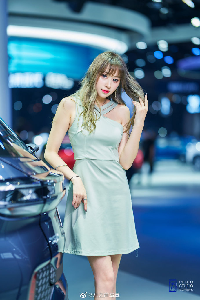 高跟美女车模美腿玉足诱惑私拍