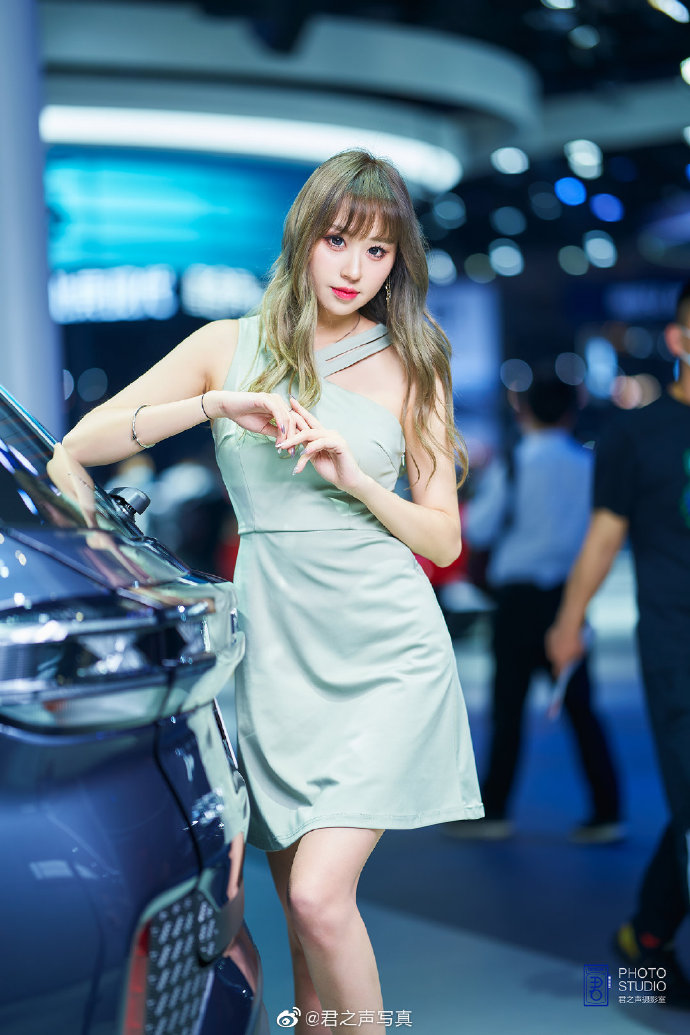 高跟美女车模美腿玉足诱惑私拍