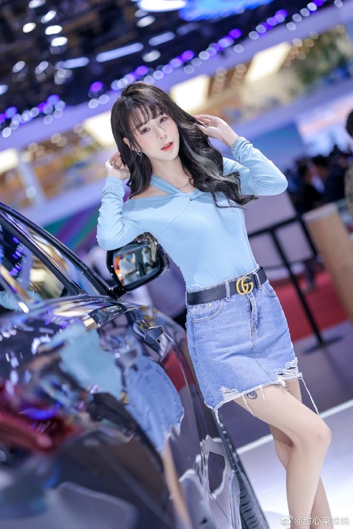 美女车模牛仔短裙修长美腿私拍