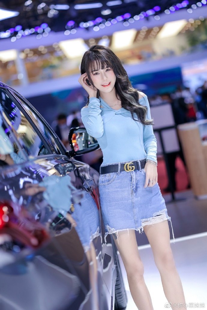 美女车模牛仔短裙修长美腿私拍