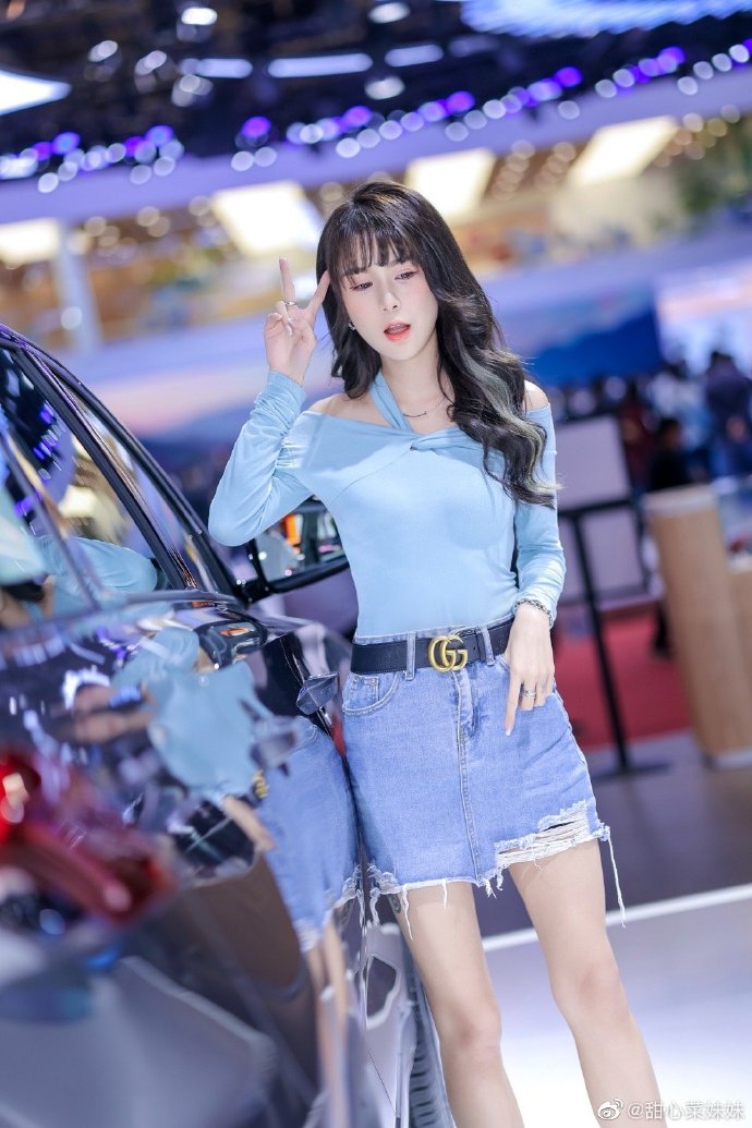 美女车模牛仔短裙修长美腿私拍