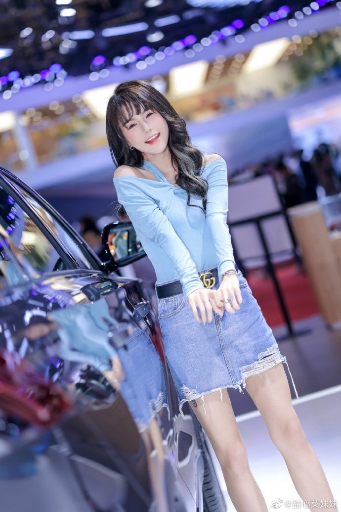 美女车模牛仔短裙修长美腿私拍