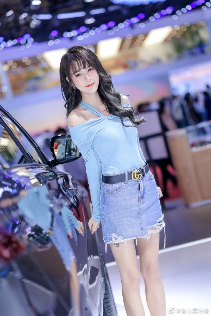 美女车模牛仔短裙修长美腿私拍